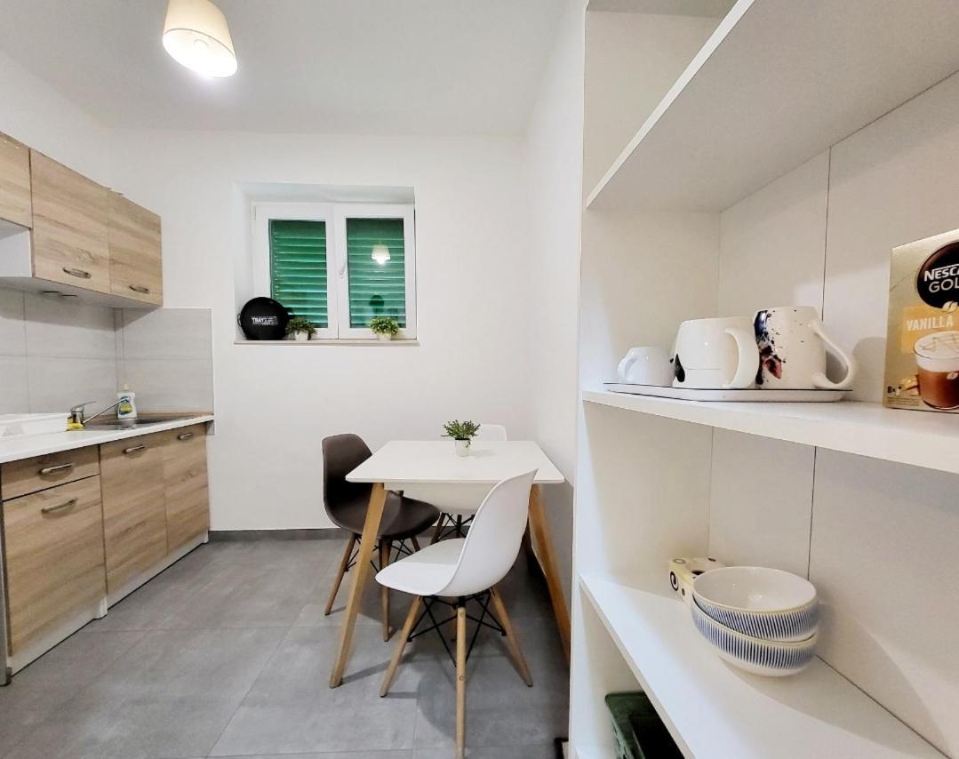 Cozy Apartment With Balcony 10 Min From The Beach Рийека Екстериор снимка